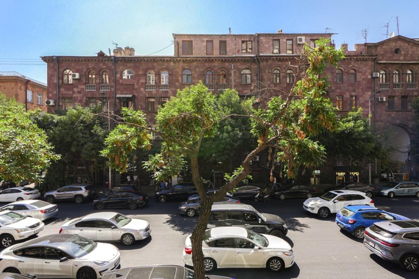 Ris Central Apartments יירבאן מראה חיצוני תמונה